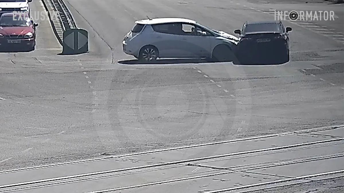 У Дніпрі на Запорізькому шосе Toyota влетіла у відбійник після зіткнення з Nissan: момент ДТП