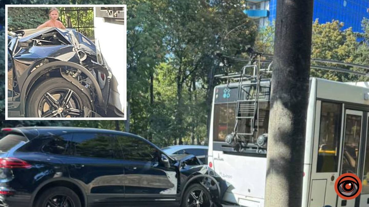 В Днепре на проспекте Науки Porsche влетел в троллейбус: транспорт объезжает пробку по тротуару