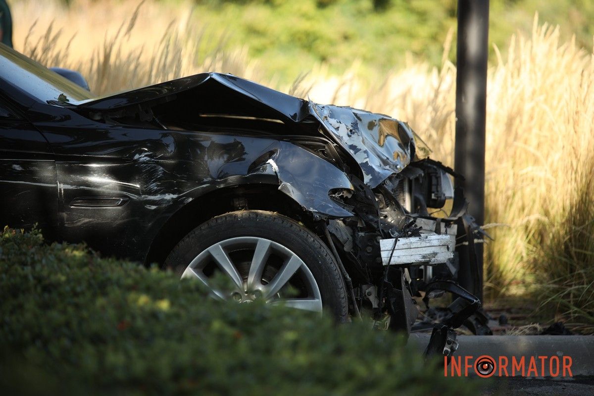 Возле пивоварни MOVA В Днепре на Паникахи, возле пивоварни MOVA, BMW столкнулся с Dacia, влетел в забор и кусты.