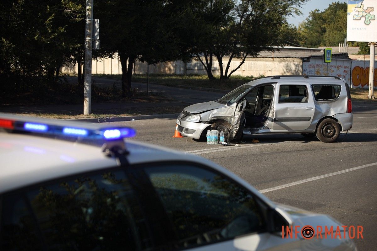 ДТП на улице Паникахи в Днепре В Днепре на Паникахи, возле пивоварни MOVA, BMW столкнулся с Dacia, влетел в забор и кусты.