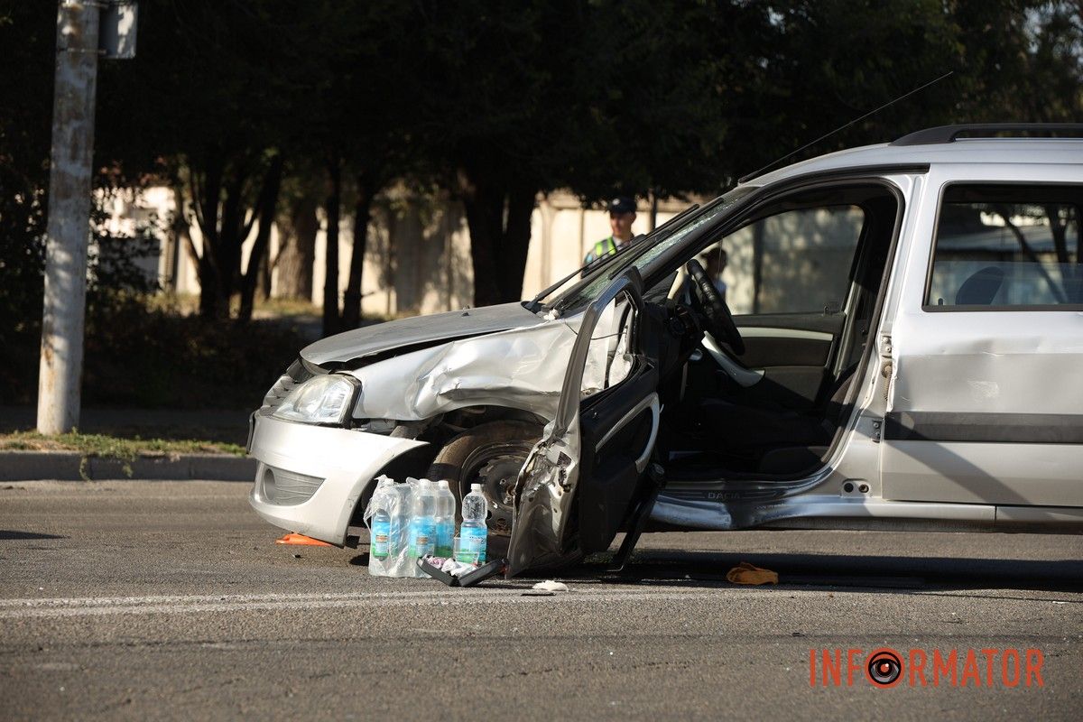 Будьте внимательны на дорогах В Днепре на Паникахи, возле пивоварни MOVA, BMW столкнулся с Dacia, влетел в забор и кусты.