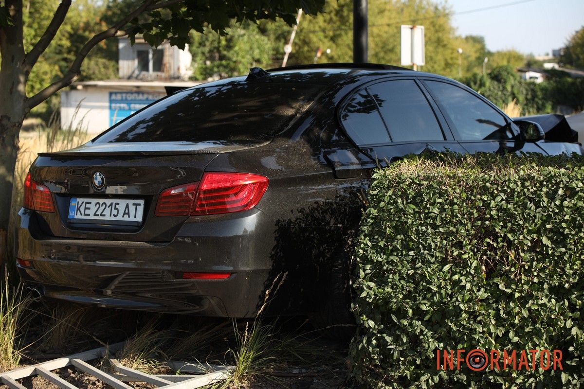 Как произошло ДТП - пока неизвестно В Днепре на Паникахе, возле пивоварни MOVA, BMW столкнулся с Dacia, влетел в забор и кусты.