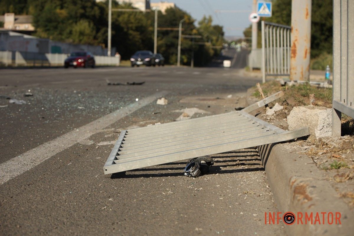 Забор, стекло и обломки В Днепре на Паникахи, возле пивоварни MOVA, BMW столкнулся с Dacia, влетел в забор и кусты.