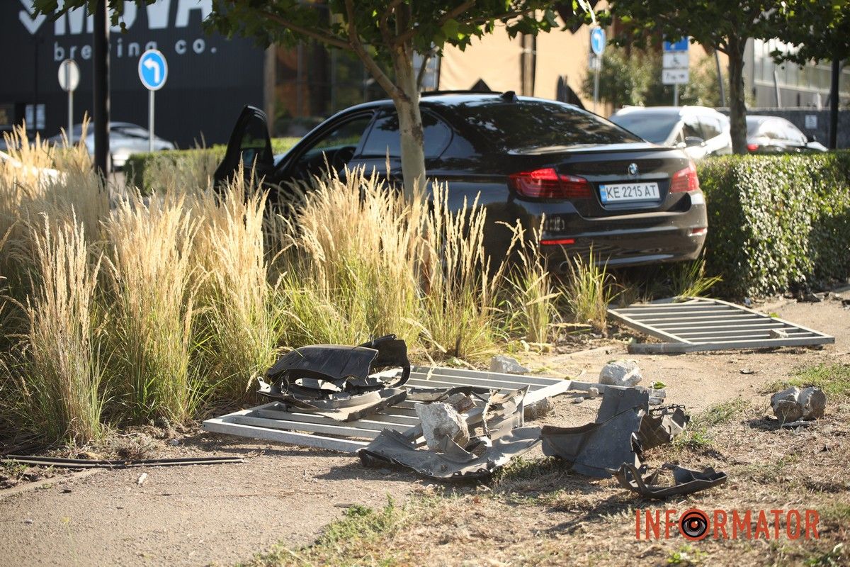 BMW остановился в кустах В Днепре на Паникахи, возле пивоварни MOVA, BMW столкнулся с Dacia, влетел в забор и кусты.