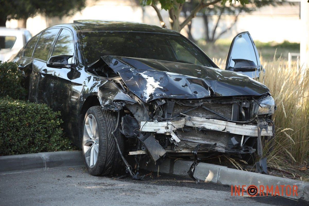 Разбитая передняя часть BMW В Днепре на Паникахи, возле пивоварни MOVA, BMW столкнулся с Dacia, влетел в забор и кусты.