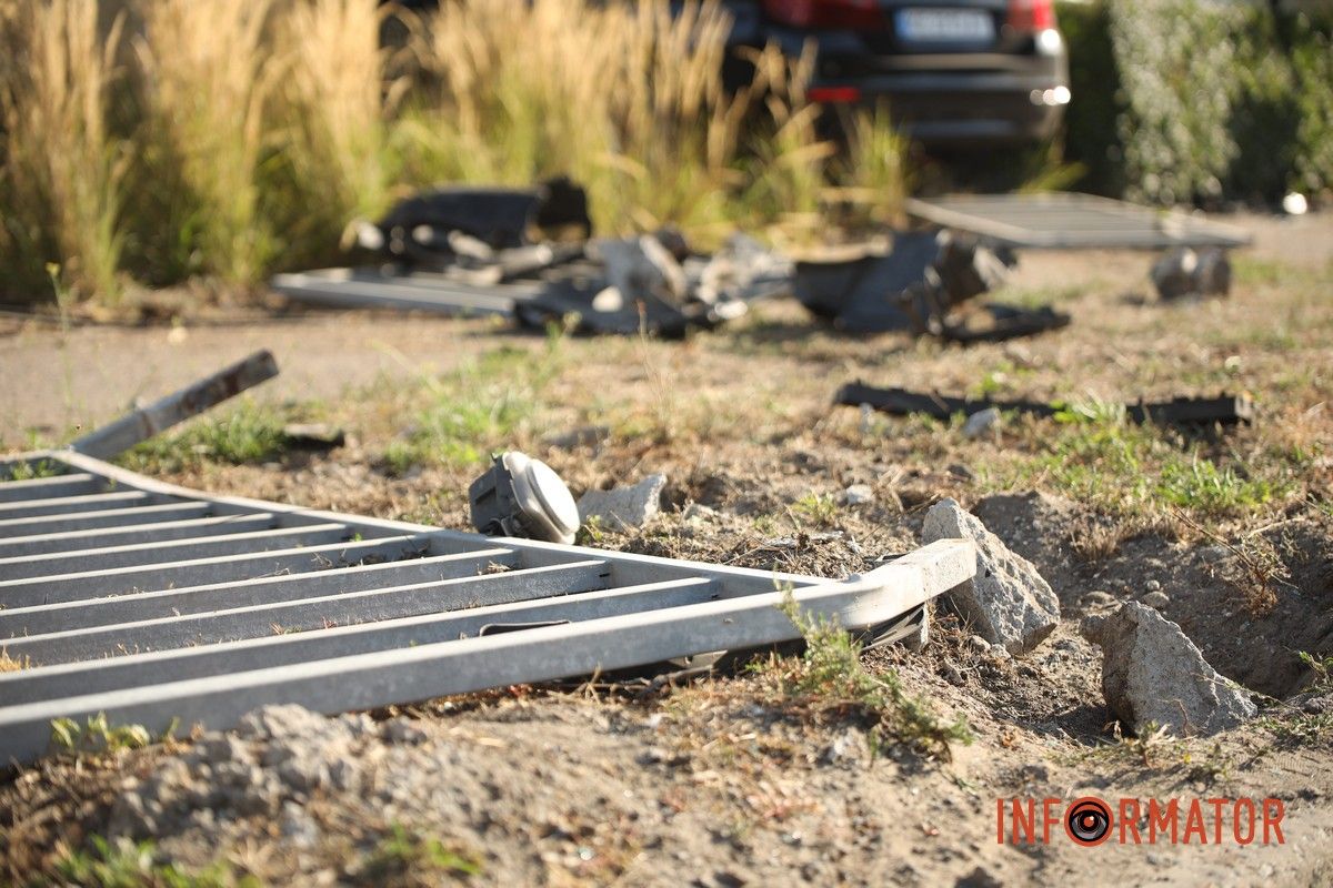 Выломанный забор В Днепре на Паникахи, возле пивоварни MOVA, BMW столкнулся с Dacia, влетел в забор и кусты.