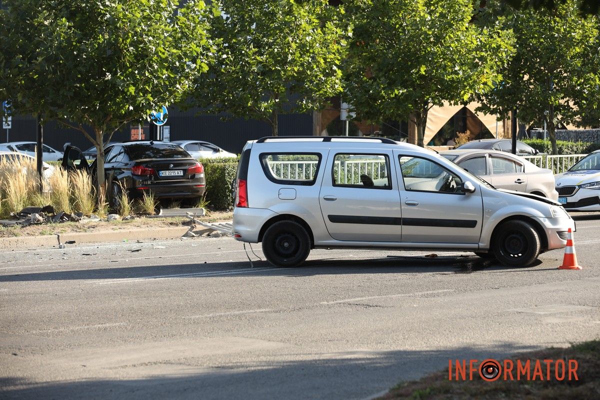 На месте работает следователь по ДТП В Днепре на Паникахи, возле пивоварни MOVA, BMW столкнулся с Dacia, влетел в забор и кусты.