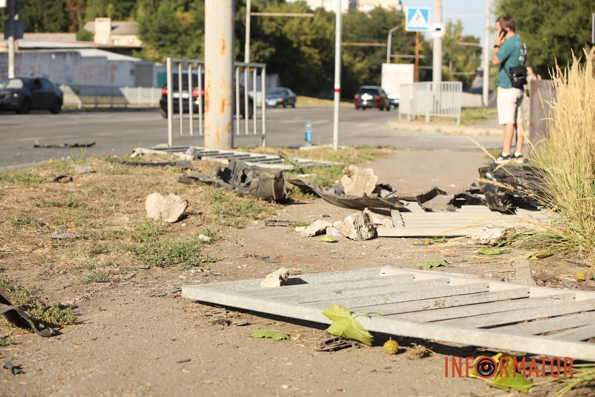 BMW влетел в забор и кусты В Днепре на Паникахи, возле пивоварни MOVA, BMW столкнулся с Dacia, влетел в забор и кусты.