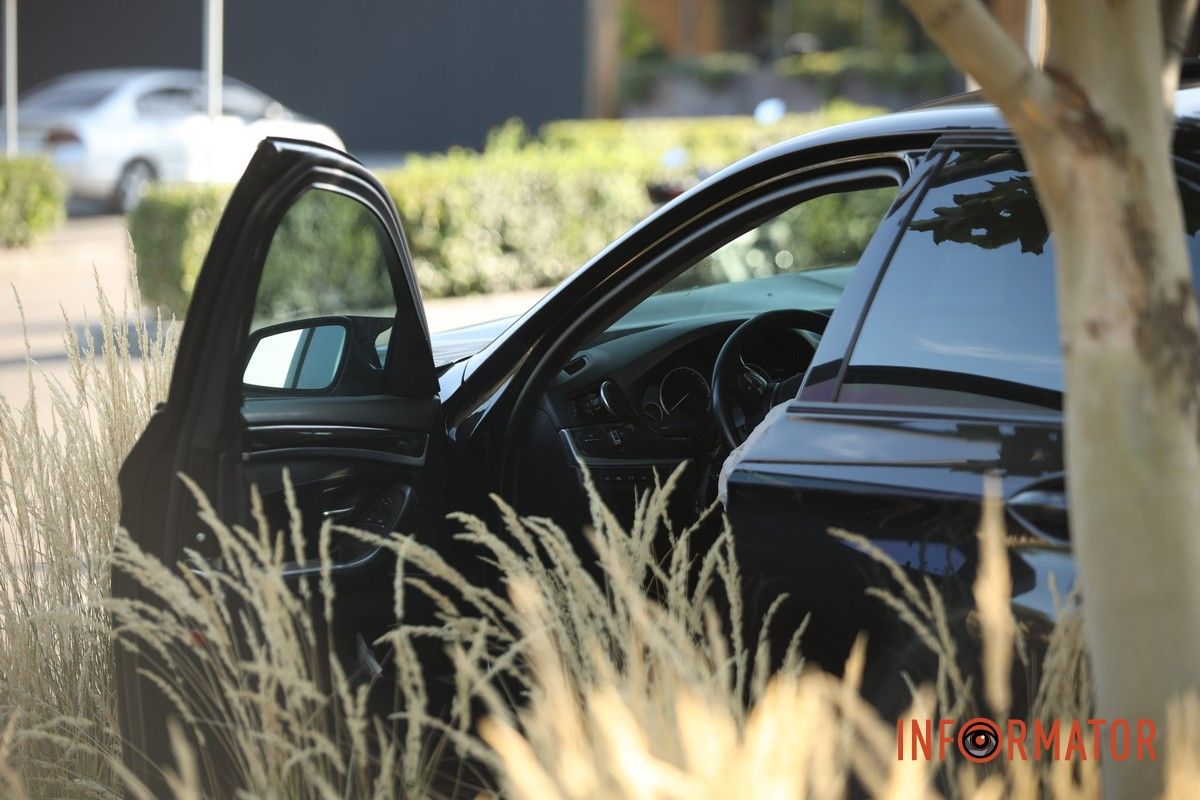 Предварительно есть пострадавшие. В Днепре на Паникахе, возле пивоварни MOVA, BMW столкнулся с Dacia, влетел в забор и кусты.