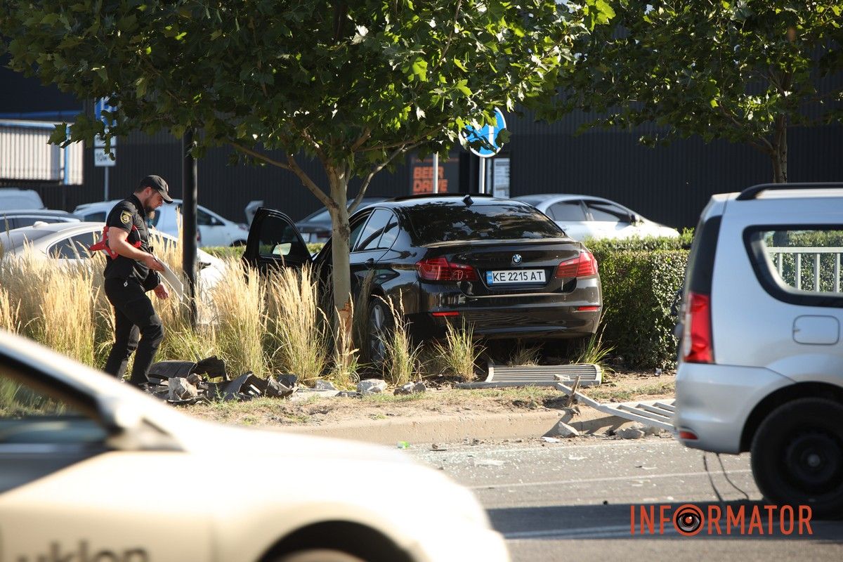 BMW столкнулся с Dacia В Днепре на Паникахи, возле пивоварни MOVA, BMW столкнулся с Dacia, влетел в забор и кусты.