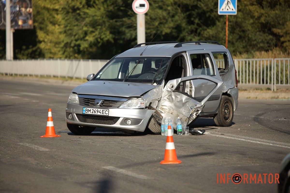 Дорогу не разделили BMW и Dacia В Днепре на Паникахи, возле пивоварни MOVA, BMW столкнулся с Dacia, влетел в забор и кусты.
