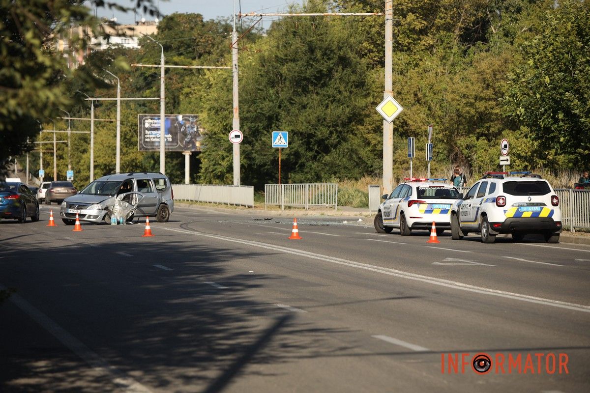 На дороге валяются обломки и разбитое стекло В Днепре на Паникахи, возле пивоварни MOVA, BMW столкнулся с Dacia, влетел в забор и кусты.