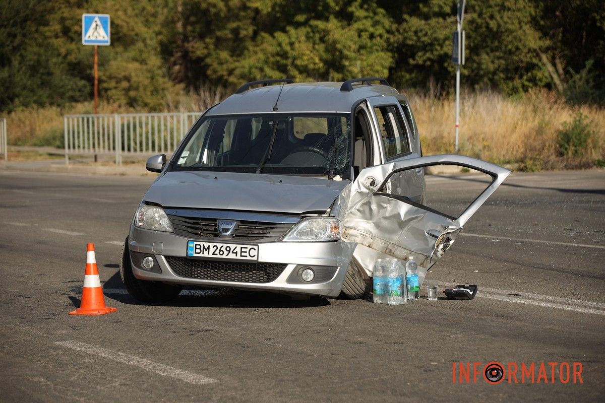Поврежденная Dacia посреди дороги В Днепре на Паникахи, возле пивоварни MOVA, BMW столкнулся с Dacia, влетел в забор и кусты.