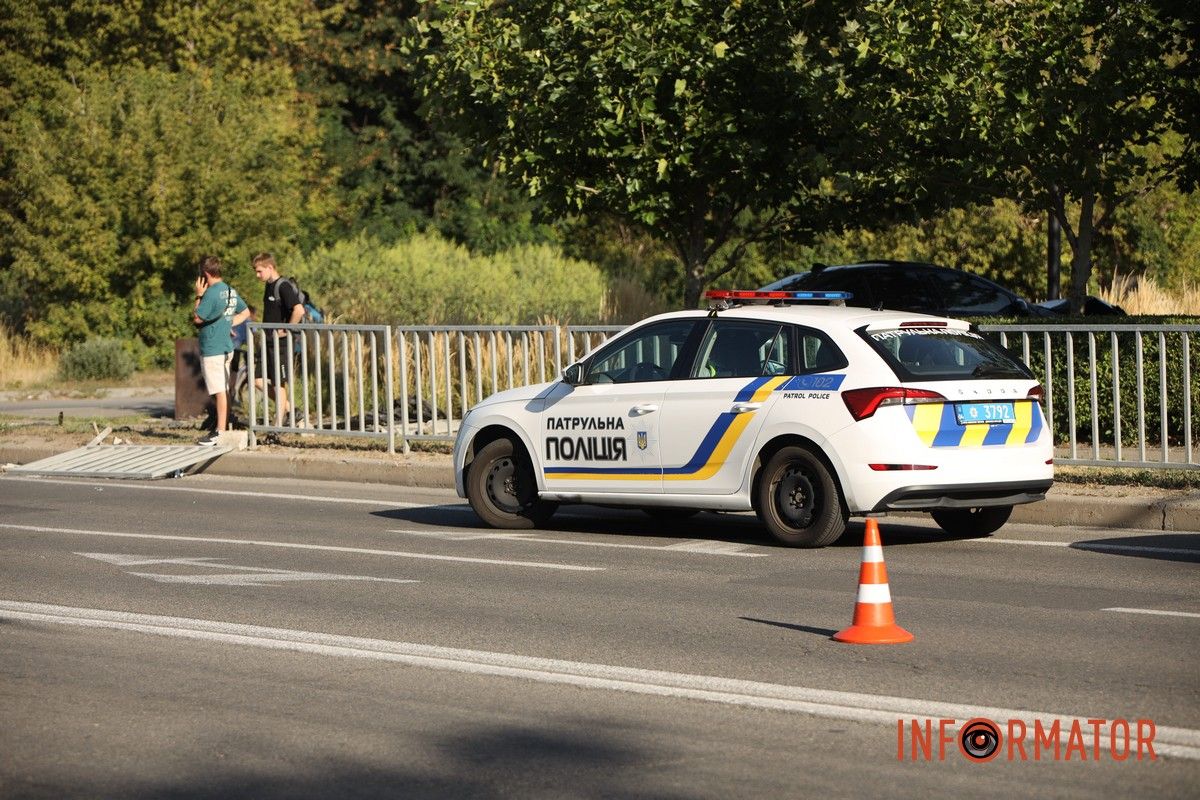 На месте работает регулятор В Днепре на Паникахи, возле пивоварни MOVA, BMW столкнулся с Dacia, влетел в забор и кусты.