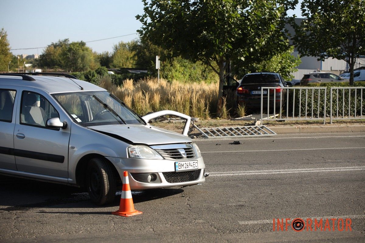 Движение затруднено, пробки нет В Днепре на Паникахи, возле пивоварни MOVA, BMW столкнулся с Dacia, влетел в забор и кусты.