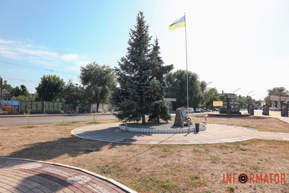 Рядом – сквер Героев