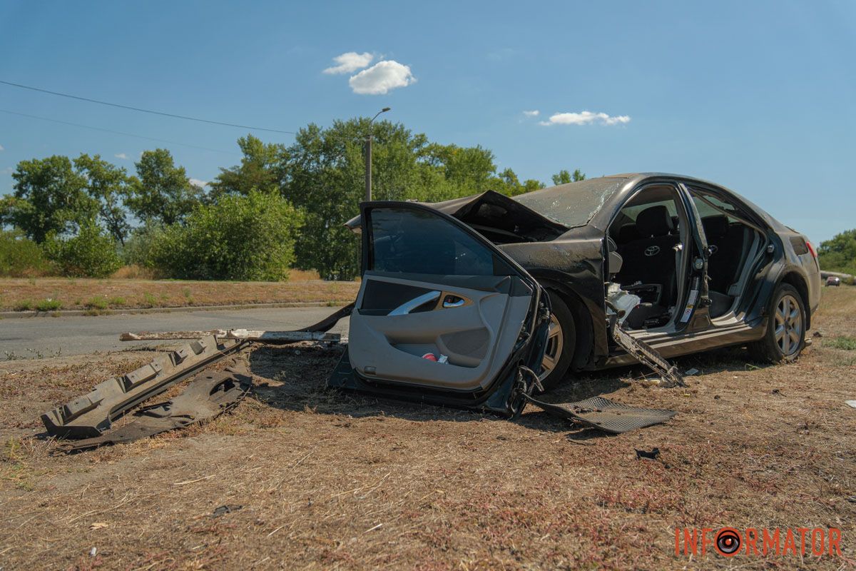 Пострадал 29-летний водитель Toyota Camry 29-летний водитель в ДТП потерял ногу: в Днепре на заезде на Усть-Самарский мост заметили разбитую Toyota: 1