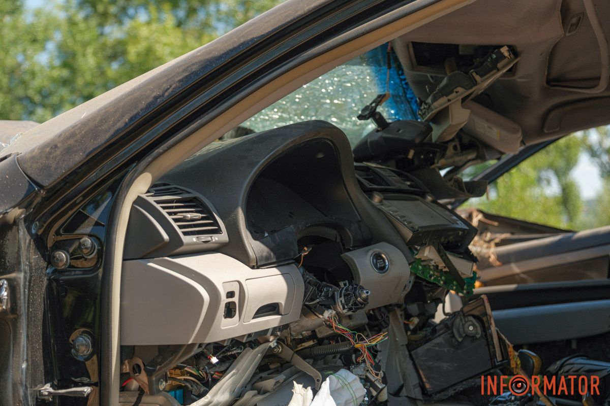 Мужчину зажало в салоне авто 29-летний водитель в ДТП потерял ногу: в Днепре на заезде на Усть-Самарский мост заметили разбитую Toyota: 2