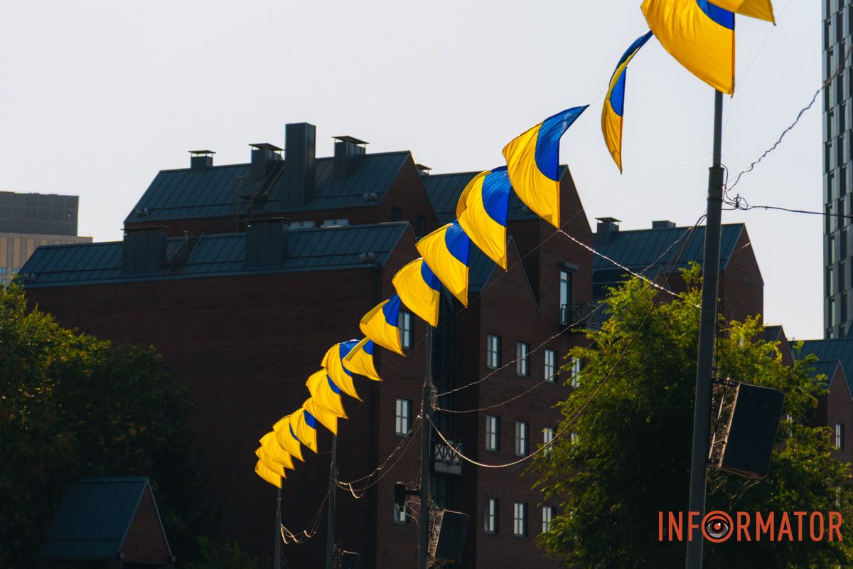 Прапори на оглядовому майданчику у парку Шевченка