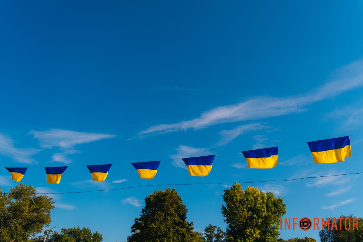 Небо та синьо-жовті стяги