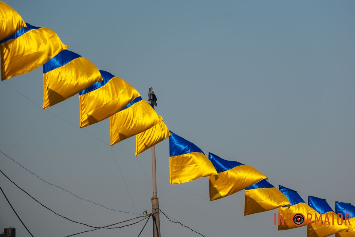 23 серпня 2004 року вийшов указ тодішнього Президента Леоніда Кучми про святкування Дня Державного прапора