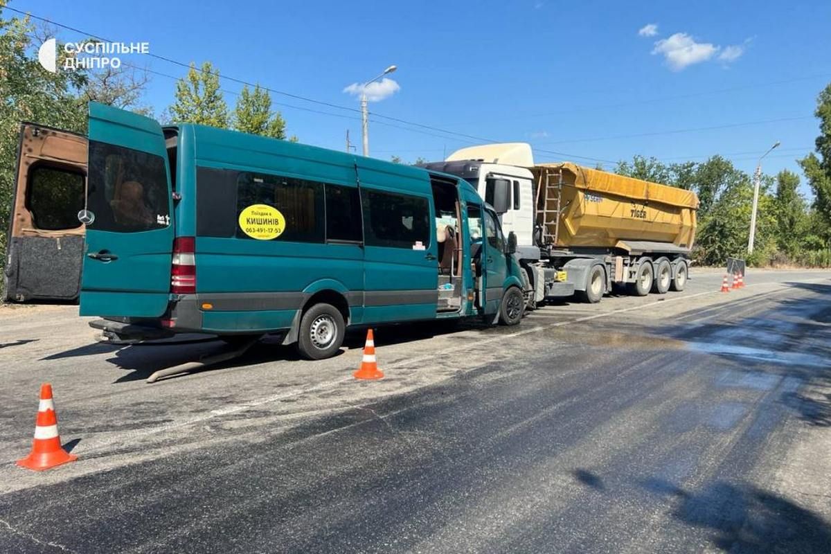 Постраждали 4 людей, водія маршрутки вивільняли рятувальники Є постраждалі: маршрутка «Дніпро – Миколаїв» на трасі влетіла у вантажівку 2