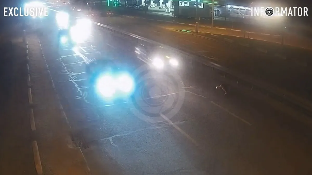 В Днепре на заезде на Новый мост несколько автомобилей переехали упавшего на дорогу мужчину: видео момента смертельного ДТП