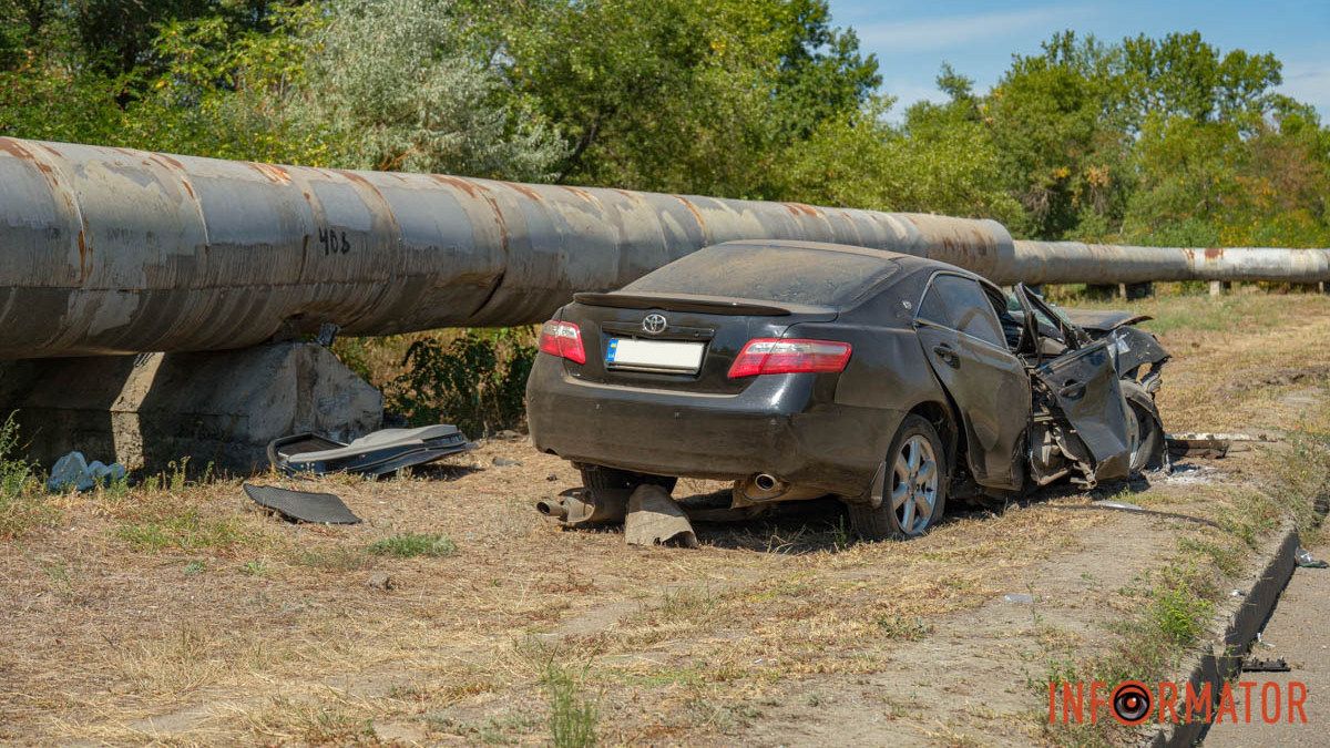 В Днепре на заезде на Усть-Самарский мост Toyota врезалась в теплотрассу: водитель скончался в больнице