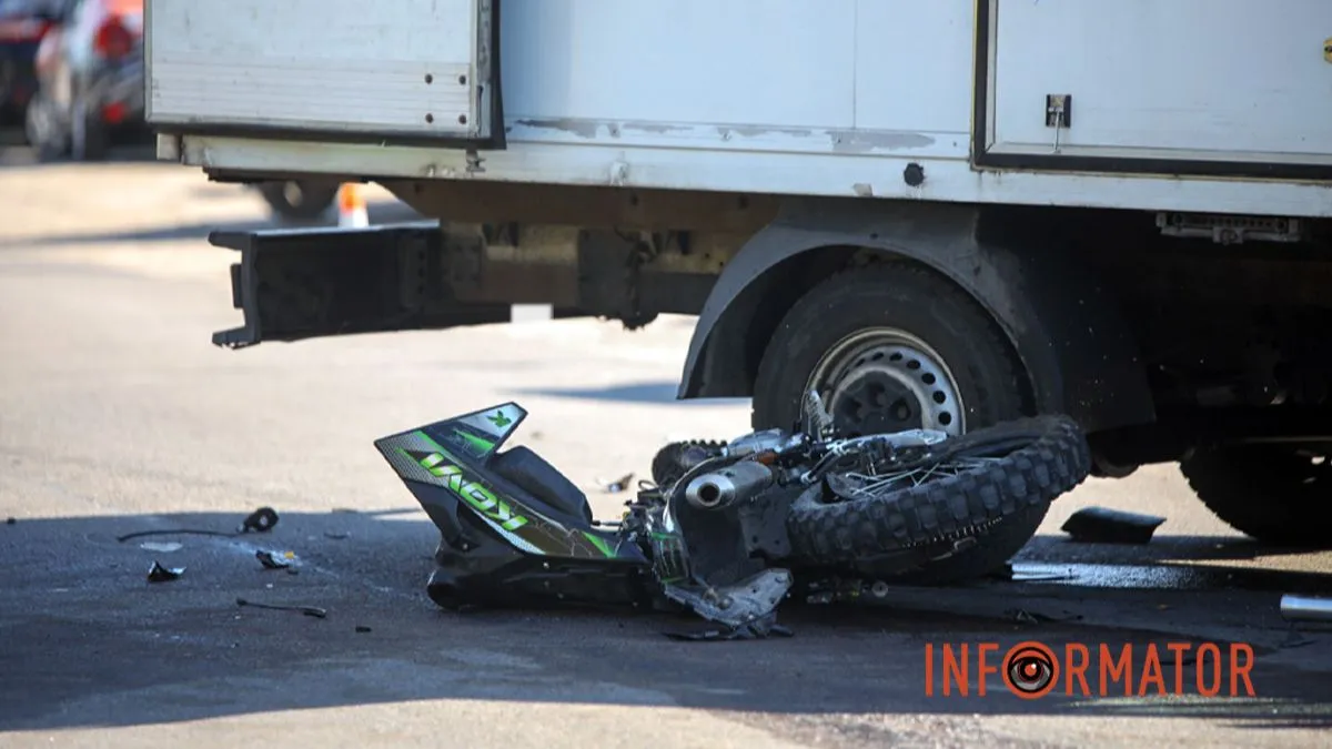 В Днепре на Криничной столкнулись грузовик Iveco и мотоциклист на Kovi: водитель двухколесного в больнице