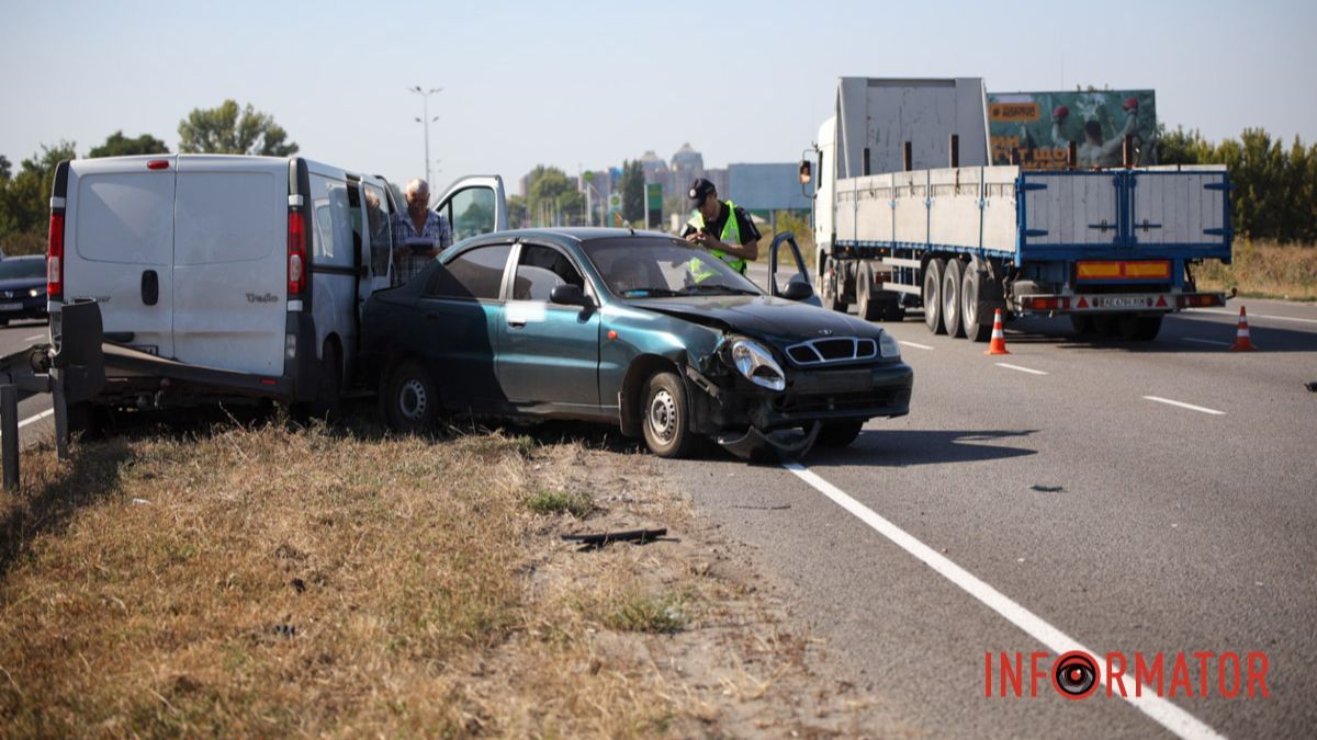 Вылетели на обочину: на въезде в Днепр Daewoo задел фуру и врезался в Renault