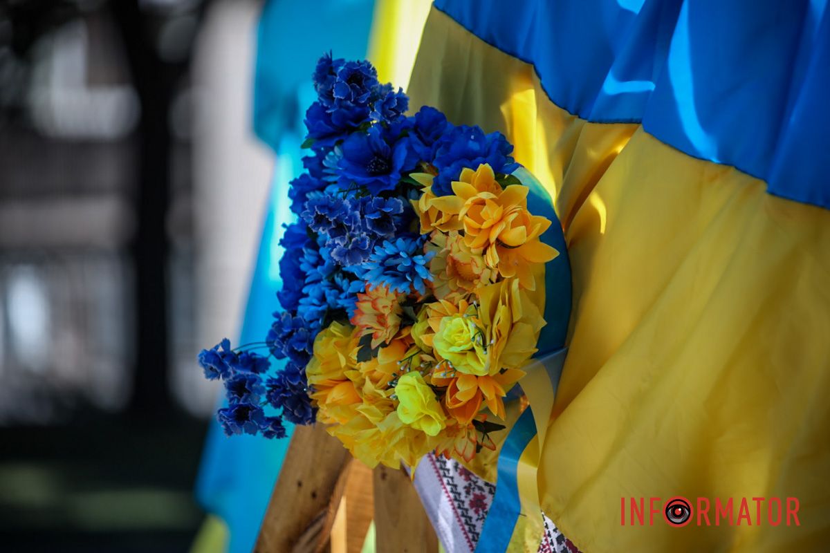 Популярные места в Днепре украшают к государственным праздникам