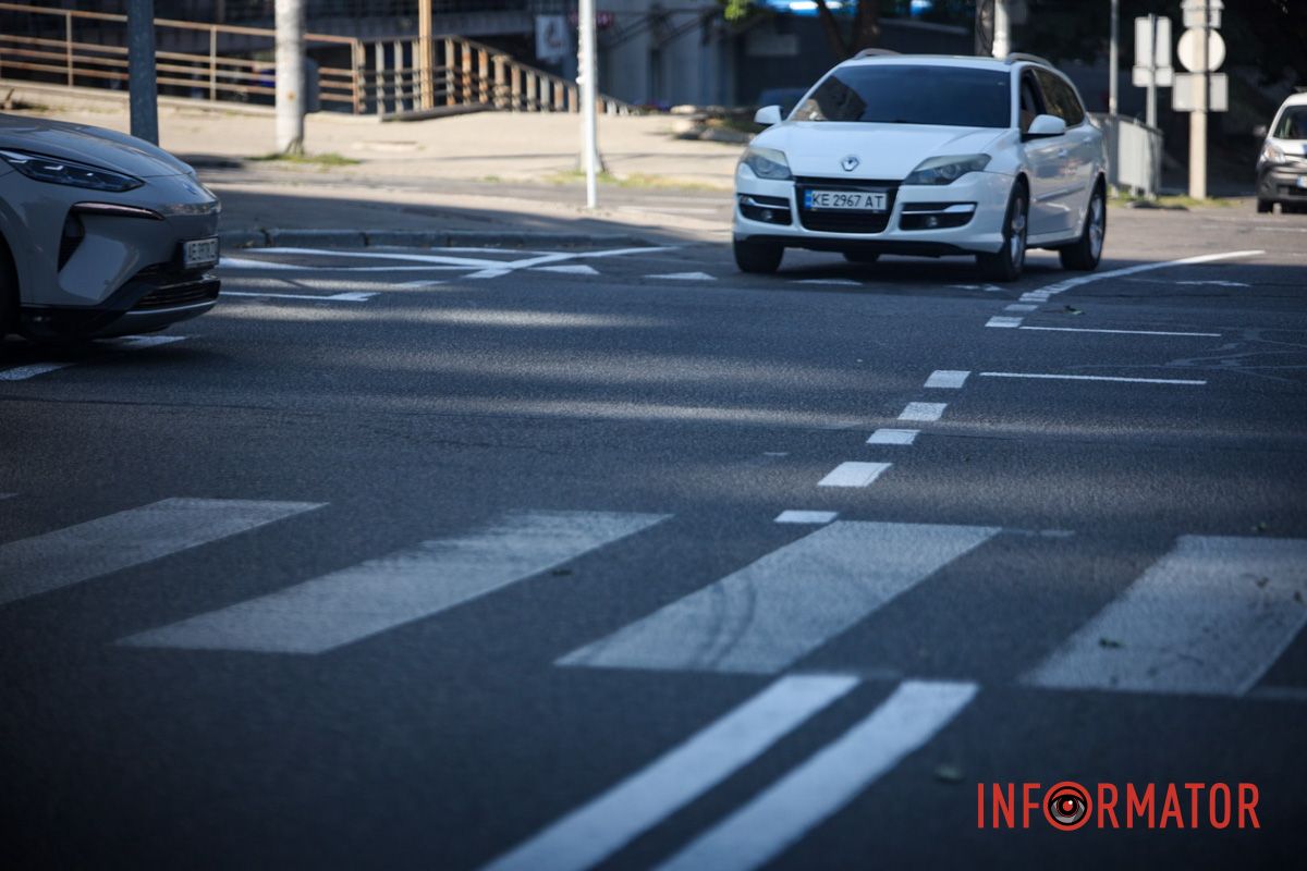 Установили новые знаки и нанесли разметку: в Днепре перекресток на проспектах Слобожанском и Александра Поля сделали более безопасными.