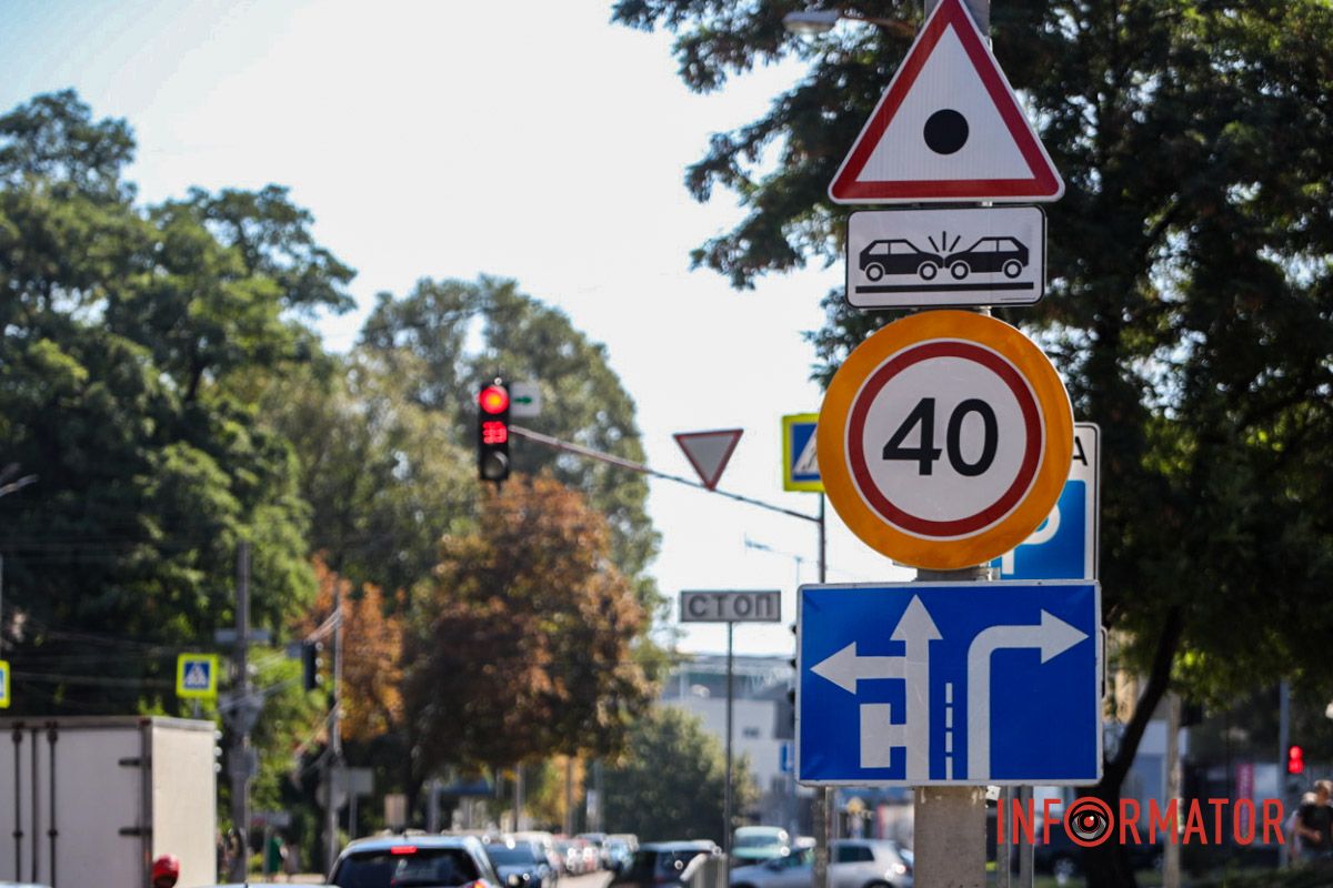 Установили новые знаки и нанесли разметку: в Днепре перекресток на проспектах Слобожанском и Александра Поля сделали безопаснее 4