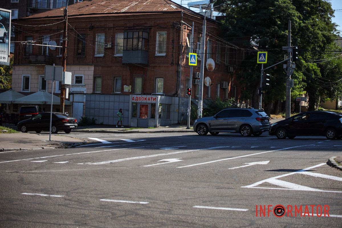 Установили новые знаки и нанесли разметку: в Днепре перекресток на проспектах Слобожанском и Александра Поля сделали безопаснее 2