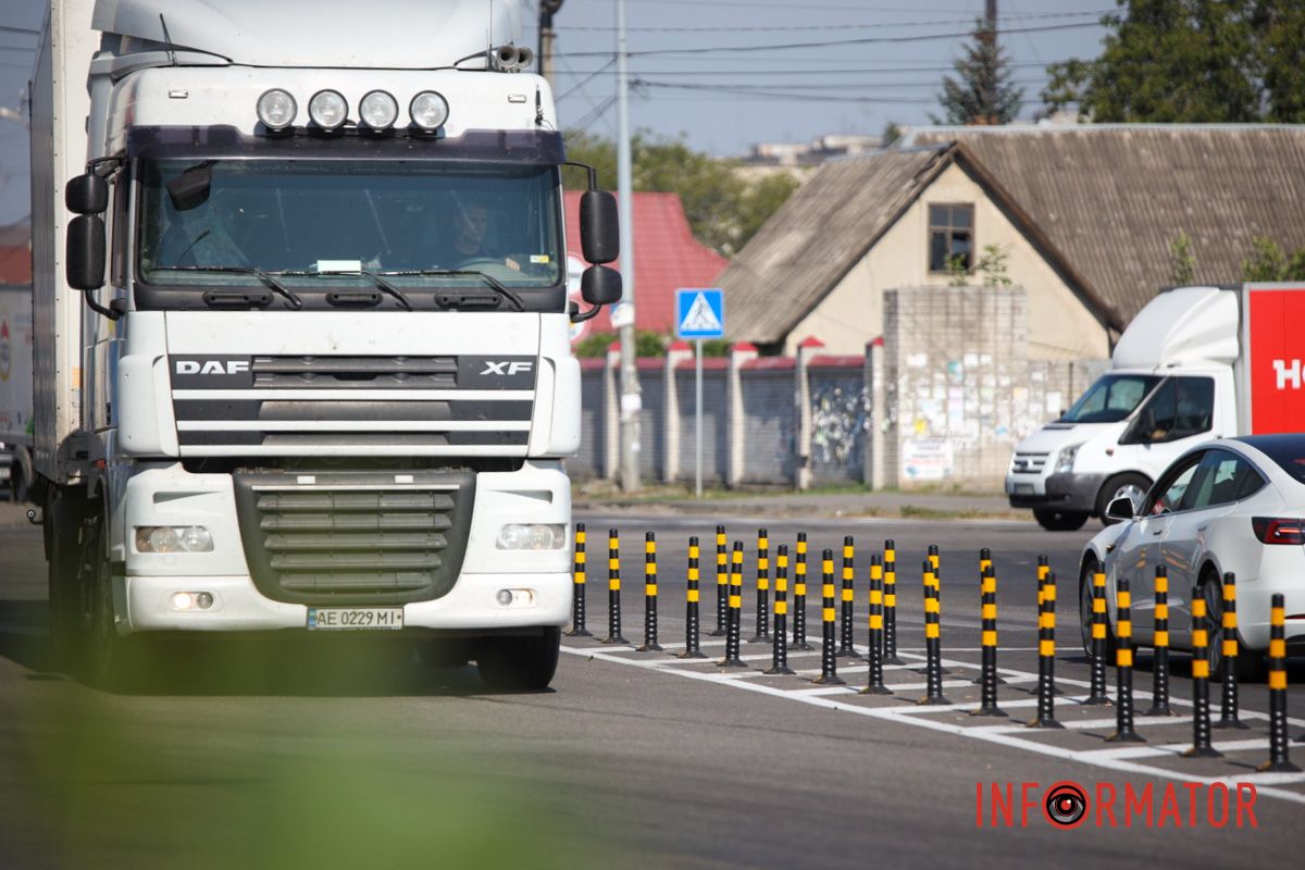 Установили новые знаки и нанесли разметку: в Днепре перекресток на проспектах Слобожанском и Александра Поля сделали безопаснее 18