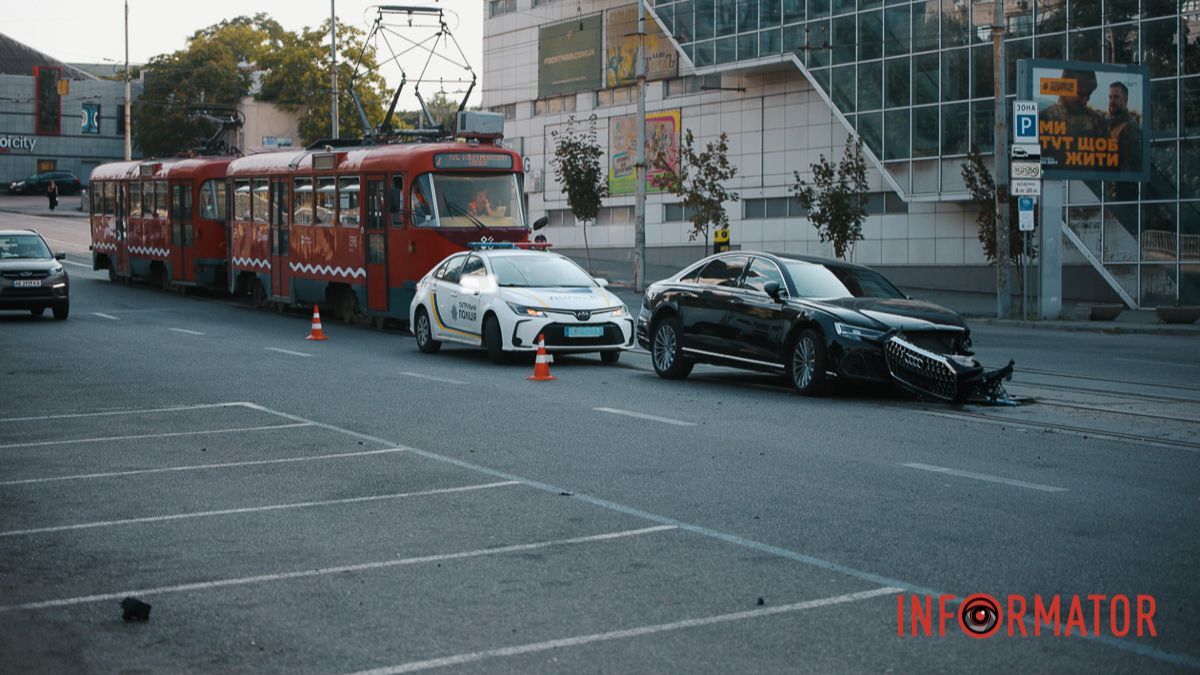 В Днепре на Степана Бандеры возле ТЦ «Приозерный» Audi врезалась в трамвай №7