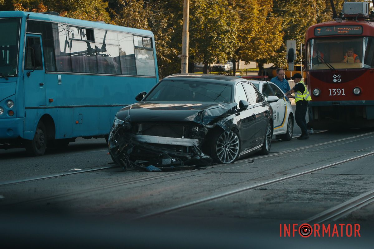 Біля ТЦ «Приозерний» Audi зіткнулась з трамваєм №7 Біля ТЦ «Приозерний» Audi зіткнулась з трамваєм №7