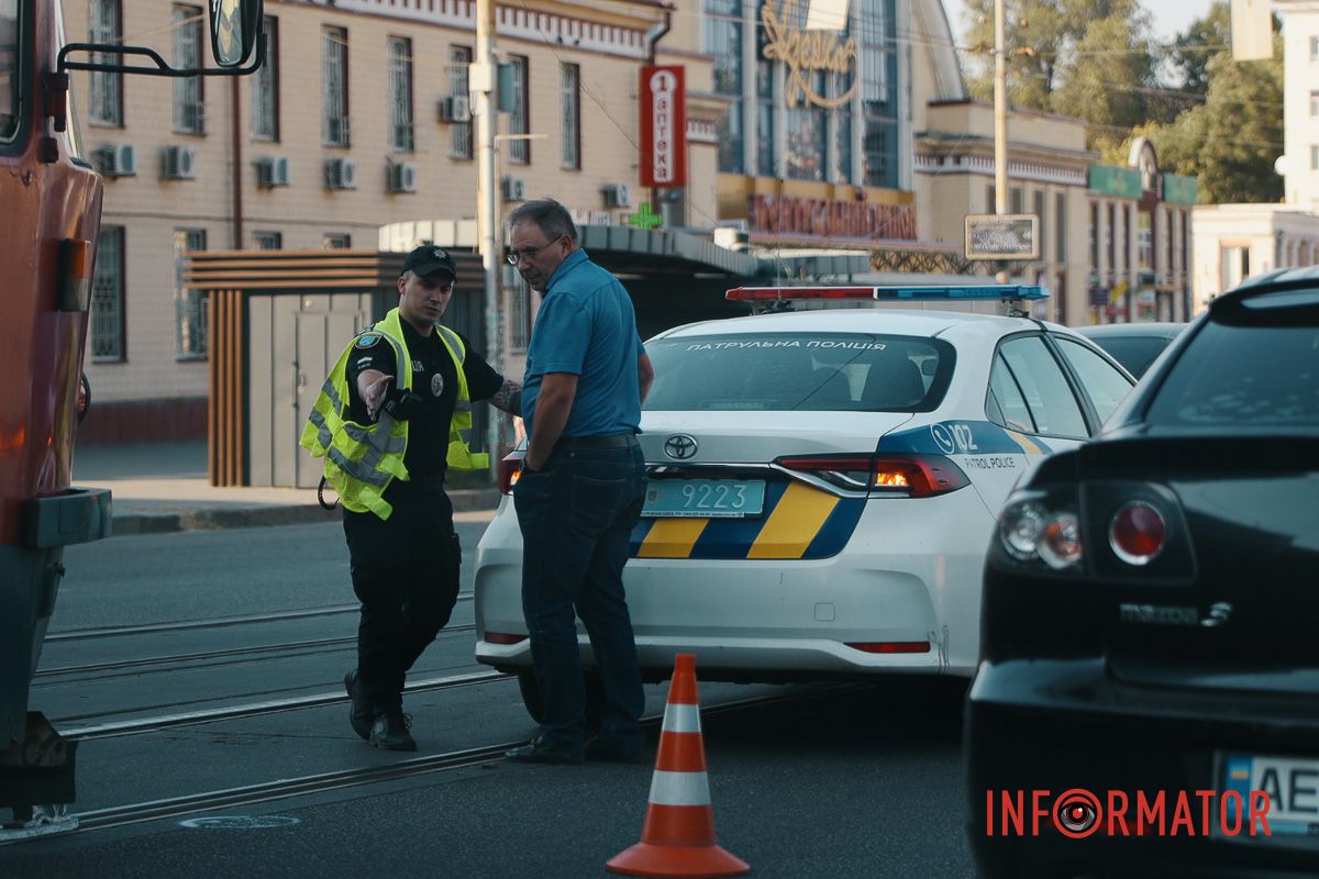 На місці працюють патрульні поліцейські На місці працюють патрульні поліцейські