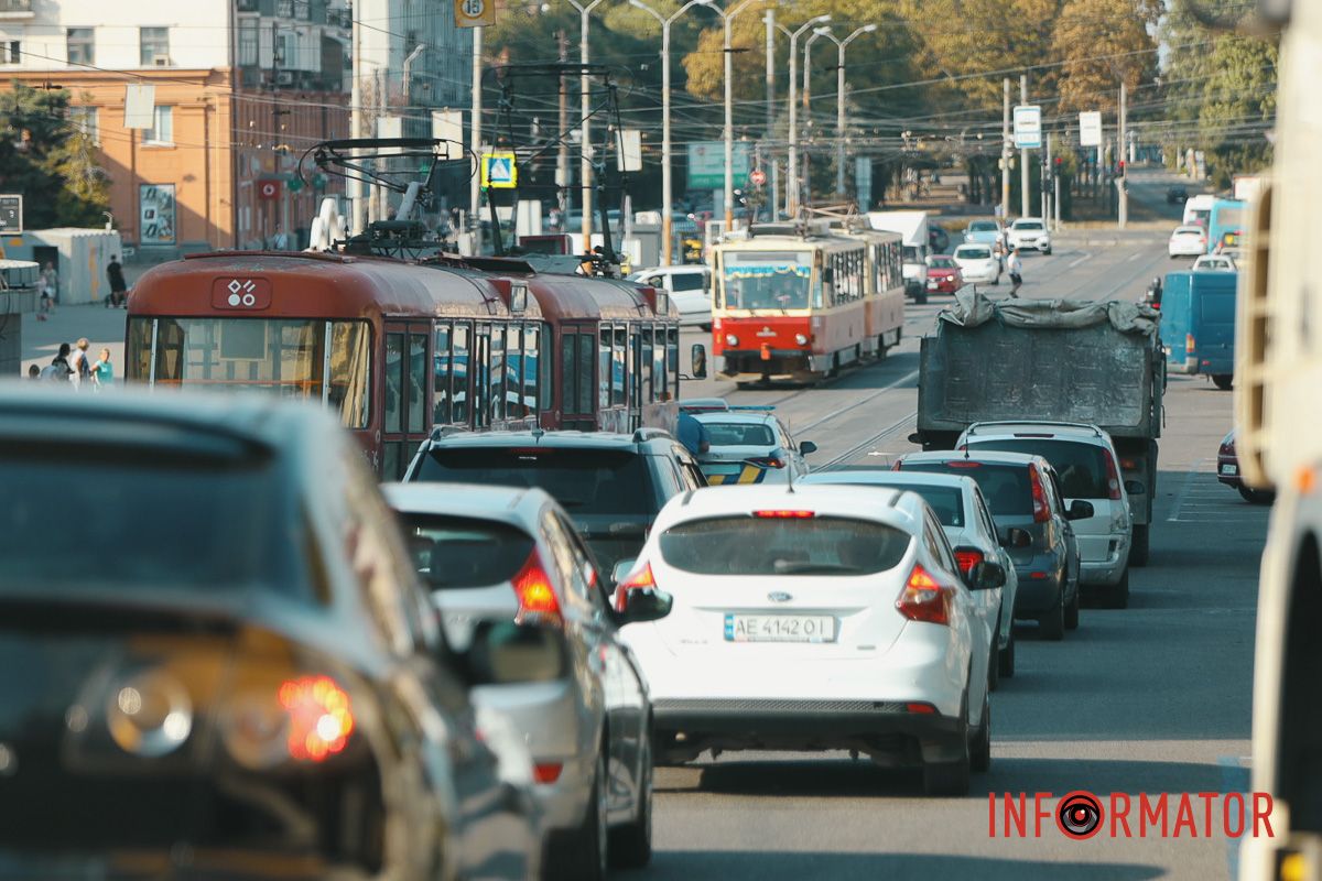 Станом на 16:40 рух трамваїв у бік площі Старомостова заблокований Станом на 16:40 рух трамваїв у бік площі Старомостова заблокований