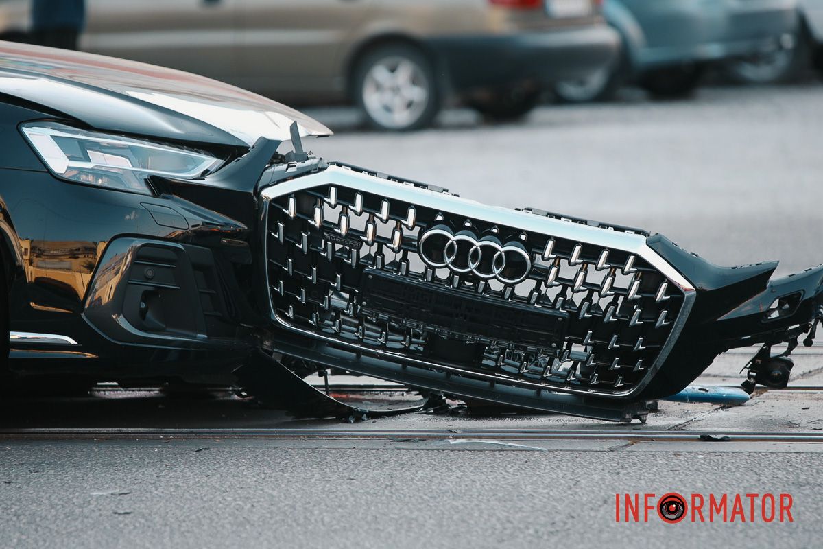 Уламки розкидало дорогою Уламки розкидало дорогою