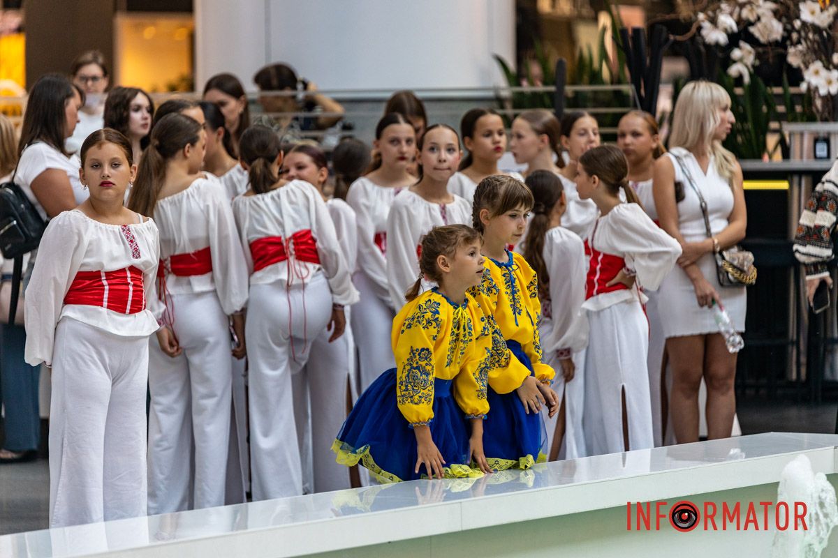 В Днепре в «Мост-Сити» устроили праздничный концерт и выставку рисунков ко Дню Независимости.