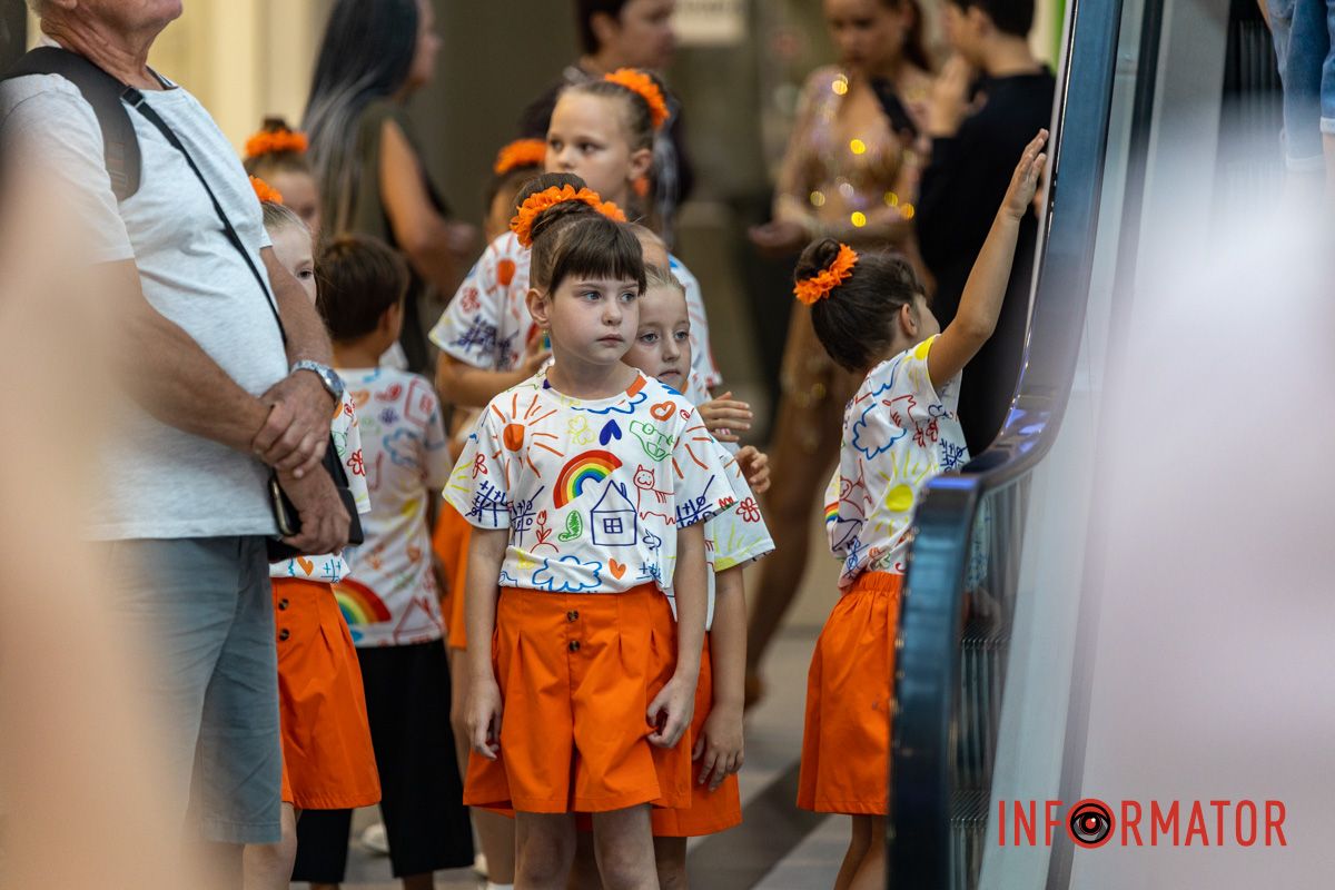 В Днепре в «Мост-Сити» устроили праздничный концерт и выставку рисунков ко Дню Независимости 2