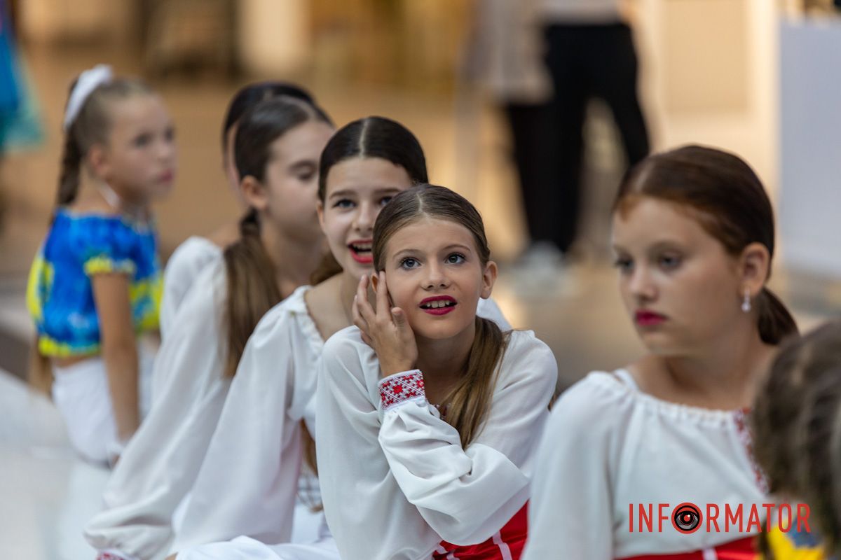 В Днепре в «Мост-Сити» устроили праздничный концерт и выставку рисунков ко Дню Независимости 3