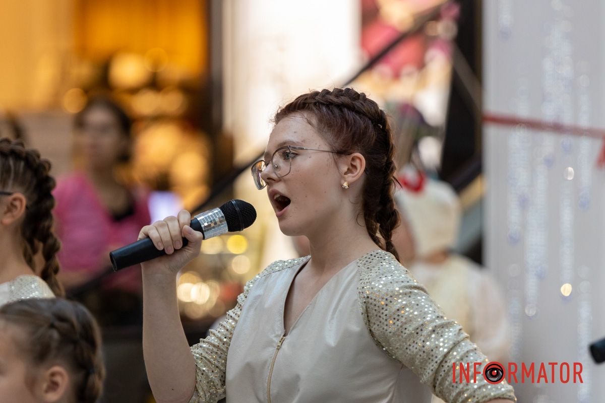 В Днепре в «Мост-Сити» устроили праздничный концерт и выставку рисунков ко Дню Независимости 4