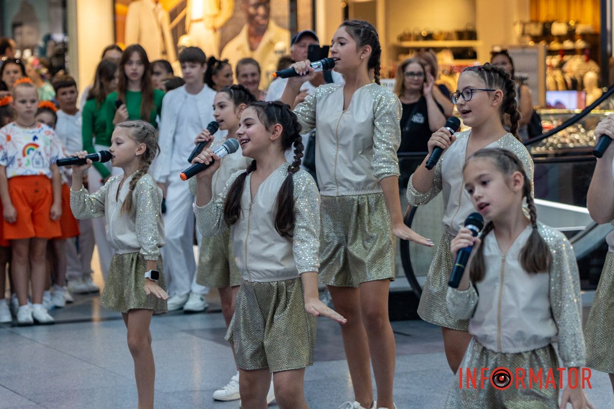 В Днепре в «Мост-Сити» устроили праздничный концерт и выставку рисунков ко Дню Независимости 5