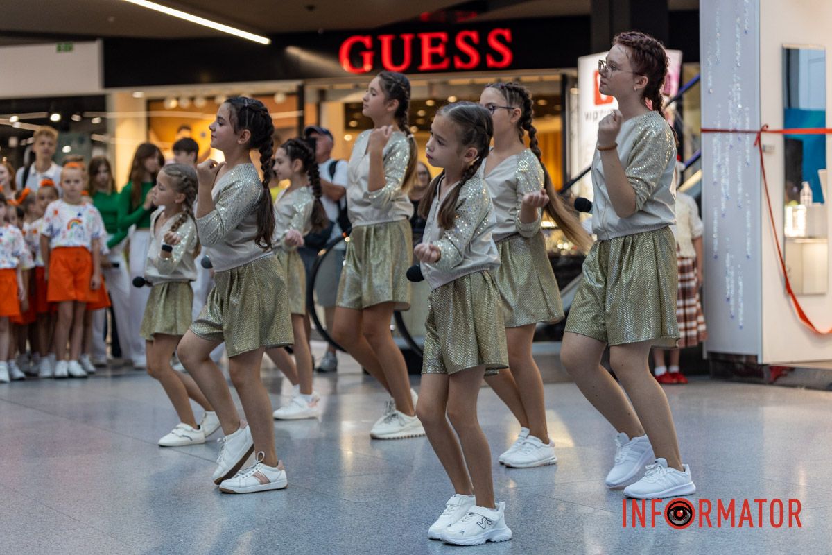 В Днепре в «Мост-Сити» устроили праздничный концерт и выставку рисунков ко Дню Независимости 6