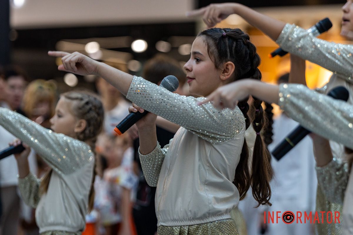 В Днепре в «Мост-Сити» устроили праздничный концерт и выставку рисунков ко Дню Независимости 7