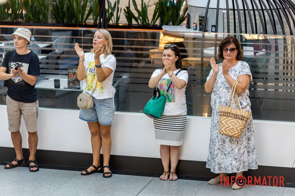 В Днепре в «Мост-Сити» устроили праздничный концерт и выставку рисунков ко Дню Независимости 8