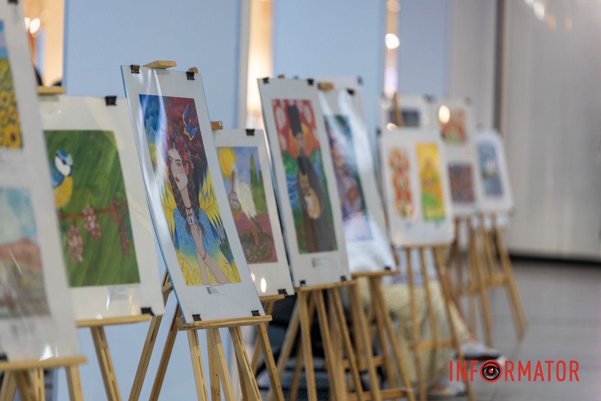 В Днепре в «Мост-Сити» устроили праздничный концерт и выставку рисунков ко Дню Независимости 10