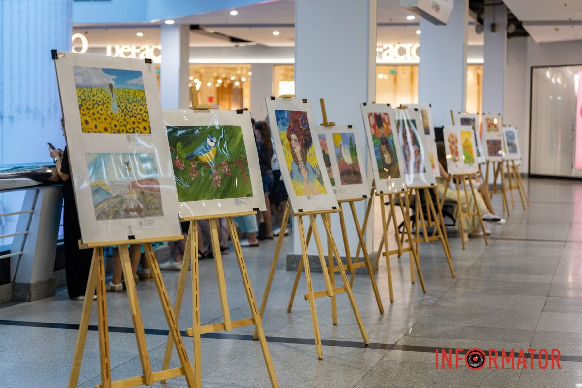 В Днепре в «Мост-Сити» устроили праздничный концерт и выставку рисунков ко Дню Независимости 12